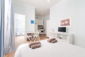 um quarto branco com uma cama branca e uma mesa em Taaac Apartment - The House Of Travelers em Como