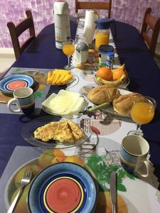 una mesa con platos de comida en la parte superior en Casa de Gá en Mindelo