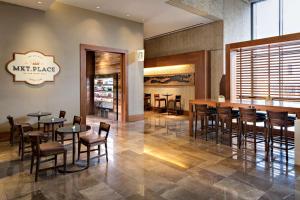 een restaurant met tafels en stoelen en een bar bij Hyatt Regency San Antonio Riverwalk in San Antonio