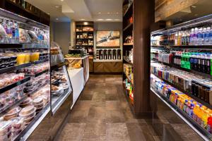Supermarket nebo jiné obchody v  hotelu nebo okolí