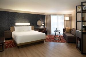 Postel nebo postele na pokoji v ubytování Hyatt Regency San Antonio Riverwalk