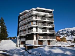 シャンルッスにあるAppartement Chamrousse, 2 pièces, 5 personnes - FR-1-340-118の雪の高い山の建物