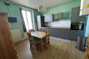 Kuchyň nebo kuchyňský kout v ubytování Bright nest with mountain view in Gérardmer