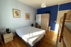 Postel nebo postele na pokoji v ubytování Bright nest with mountain view in Gérardmer + 10 fotografií