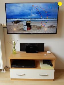 ヴァンガーオーゲにあるKaiserhof Ferienwohnung 4の薄型テレビ(デスクの上の壁に掛けられている) +14枚の写真