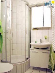 ヴァンガーオーゲにあるKaiserhof Ferienwohnung 4のシャワーと洗面台付きのバスルーム