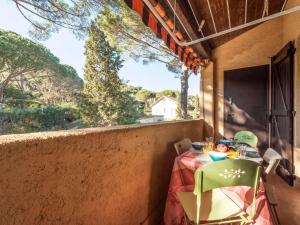 einen Tisch und Stühle auf einem Balkon mit Aussicht in der Unterkunft Apartment Gigaro Plage by Interhome in La Croix-Valmer