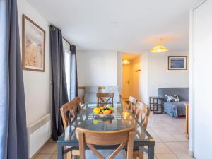 卡布爾的住宿－Apartment Les Marines 1 et 2-4 by Interhome，一间配备有蓝色桌子和椅子的用餐室