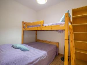 ル・グロー・デュ・ロワにあるApartment Los Amigos-4 by Interhomeのベッドルーム1室(二段ベッド2組付)
