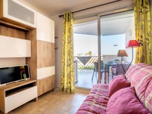 Et tv og/eller underholdning på Apartment Les Caraïbes-1 by Interhome