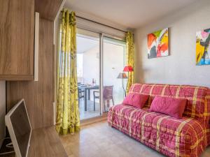 En eller flere senge i et værelse på Apartment Les Caraïbes-1 by Interhome