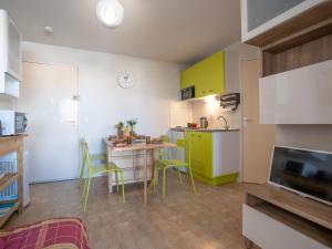 Køkken eller tekøkken på Apartment Les Caraïbes-1 by Interhome + 26 billeder