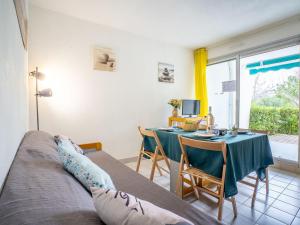 uma sala de estar com uma cama e uma mesa em Apartment Jamaïc by Interhome em La Grande-Motte