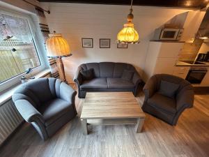 een woonkamer met 2 banken en een salontafel bij Holiday Home Müter by Interhome in Norddeich