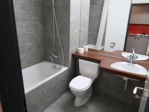 ディゼンティスにあるApartment Utoring Acletta-21 by Interhomeのバスルーム(トイレ、洗面台、バスタブ付)