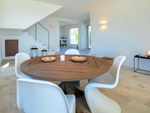Casas de TorratにあるHoliday Home Casa Romario by Interhomeのダイニングルーム(木製テーブル、白い椅子付)
