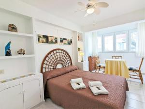 1 dormitorio con 1 cama con 2 toallas en Apartment Turia Playa by Interhome, en Benidorm