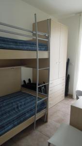 Habitación con 2 literas en una habitación en Comfy apartment in a quiet area en Bibione