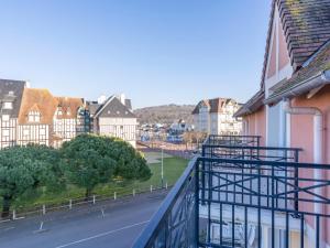 een balkon met uitzicht op een straat en gebouwen bij Apartment Les Marines 1 et 2-7 by Interhome in Cabourg