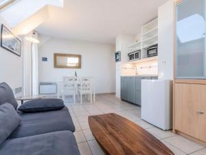 een woonkamer met een bank en een tafel bij Apartment Les Marines 1 et 2-7 by Interhome in Cabourg
