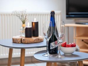 ノルトダイヒにあるApartment Juist by Interhomeのグラス2杯とワイン1本付きテーブル