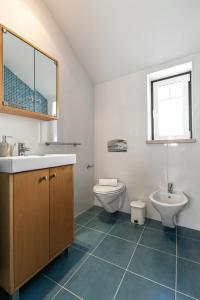 uma casa de banho com um WC e um lavatório em Nazaré Boutique Apartment II na Nazaré