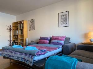 - un salon avec un lit et un canapé dans l'établissement Apartment App- Paradiso by Interhome, à Paradiso