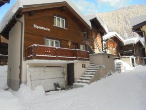 ザース・グルントにあるApartment Alpentraum by Interhomeの雪の中のバルコニー付きの家