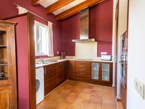ソン・ボウにあるVilla Villas Finesse Villas 3 dorm by Interhomeの赤い壁のキッチン(洗濯機、乾燥機付)