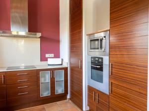 ソン・ボウにあるVilla Villas Finesse Villas 3 dorm by Interhomeのキッチン(木製キャビネット、コンロ付)