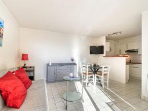 ein Wohnzimmer mit einem Sofa und einem Tisch in der Unterkunft Apartment Le Capitole-9 by Interhome in Fréjus