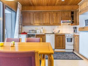 HaraにあるHoliday Home Joutiainen l 69のキッチン(木製キャビネット、木製テーブル付)