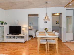 TV a/nebo společenská místnost v ubytování Holiday Home Loma-koli 3 by Interhome