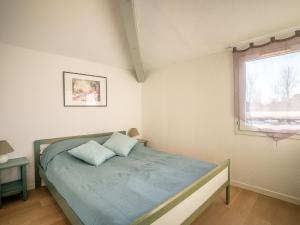 um quarto com uma cama com duas almofadas em Apartment Bastide De L'Olivier by Interhome em Le Grau-du-Roi