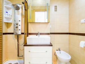 A bathroom at Apartment Jardin by Interhome