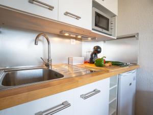 cocina con fregadero y encimera en Studio Le Cormoran-5 by Interhome en Le Grau-du-Roi