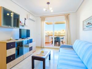 sala de estar con sofá azul y mesa en Apartment Altamar by Interhome, en Oropesa del Mar