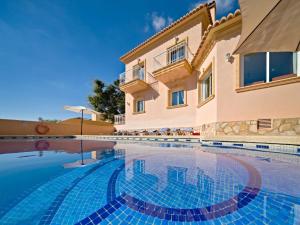 willa z basenem w ośrodku w obiekcie Villa Liriopadel by Interhome w mieście Calpe