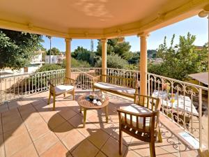 patio z krzesłami i stołem na balkonie w obiekcie Villa Liriopadel by Interhome w mieście Calpe