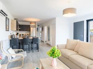 een woonkamer met een bank en een keuken bij Holiday Home Palot 7 by Interhome in Mimizan