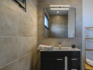 een badkamer met een wastafel en een spiegel bij Holiday Home Palot 7 by Interhome in Mimizan