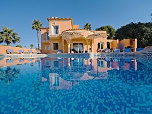duży basen przed willą w obiekcie Villa Gardenia by Interhome w mieście Calpe