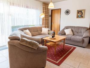 Sala de estar con 2 sofás y mesa de centro en Holiday Home Helga by Interhome, en Norddeich