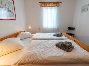 Dos camas en un dormitorio con toallas. en Holiday Home Helga by Interhome, en Norddeich