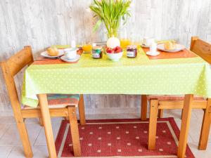 una mesa con un paño verde y blanco de lunares en Holiday Home Helga by Interhome, en Norddeich