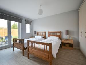 1 dormitorio con 2 camas y ventana en Holiday Home Seaside by Interhome en Nairn