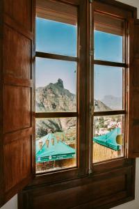 ventana con vistas a la montaña en Texeda Room Suites en Tejeda