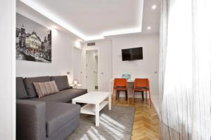 a living room with a couch and a table at Apar. renovado en Leganitos (Gran Vía) con portero in Madrid