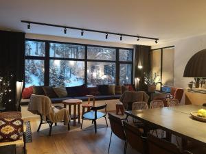 ein Wohnzimmer mit Sofa und Tisch in der Unterkunft GORA - Вила Villa for 22 Guests, Пампорово, Rhodope Mountains in Progled