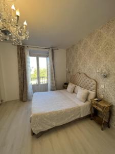 - une chambre avec un grand lit et un lustre dans l'établissement Hostal Central Palace Madrid, à Madrid